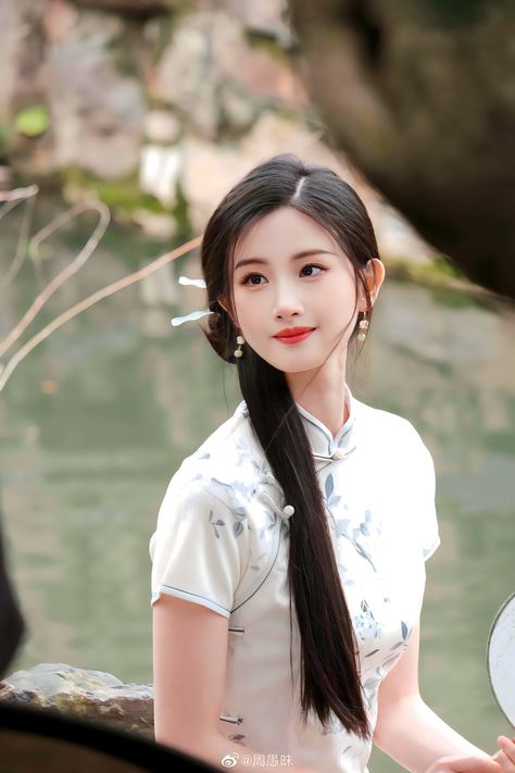 Old Shanghai Hairstyle, Qipao Hairstyle, Shanghai Outfit, Traditional Hairstyles, Cape Jasmine, China Hanfu, Old Shanghai, Chinese Traditional Dress, Traditional Hairstyle