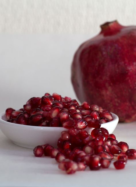 Best way to juice a pomegranate by hand. Let Mother Would Know show you how, with video and text tips. Pomegranate Recipes Dessert, Pomegranate Recipes Healthy, Pomegranate Recipes, Juicing Benefits, Summer Smoothies, Pastry Pie, Juice Fast, Jam And Jelly, Juicing For Health