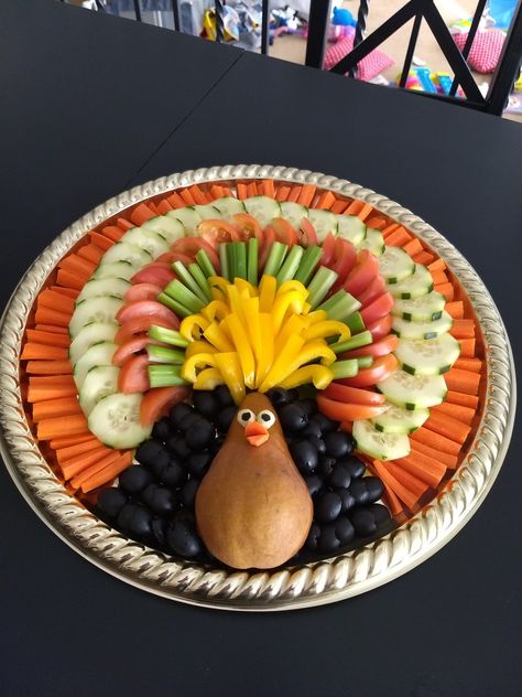 Turkey Shaped Veggie Tray, Pretty Veggie Tray Ideas, Turkey Charcuterie Board Ideas, Thanksgiving Vegetable Tray, Turkey Charcuterie Board, Turkey Vegetable Tray, Thanksgiving Veggie Tray, Turkey Veggie Tray, Thanksgiving Veggies