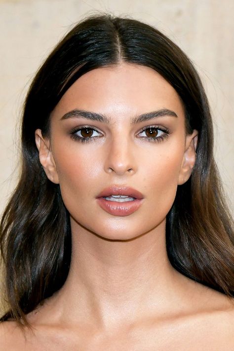 For some serious EmRata beauty inspiration, take a look back at our favorite Emily Ratajkowski makeup looks through the years. Emily Ratajkowski Makeup, Wedding Hairstyles And Makeup, Makeup Tip, Celebrity Makeup Looks, Show Beauty, Stunning Makeup, Emily Ratajkowski, Celebrity Makeup, Wedding Hair And Makeup