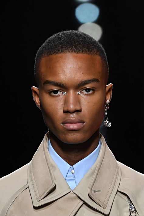 Men Runway Makeup, Male Runway Makeup, Mens Editorial Makeup, Heathers Makeup, Male Eye Makeup, Crystal Makeup Look, Makeup On Men, Men’s Makeup, Mens Makeup Natural