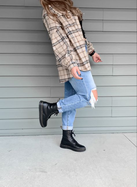 Dc Martens Outfit, Ripped Mom Jeans Outfits, Jeans And Docs, Fall Outfits Jeans, Cool Fall Outfits, Black Doc Martens, Mom Jeans Black, Mom Jeans Outfit Winter, Dr Martens Outfit