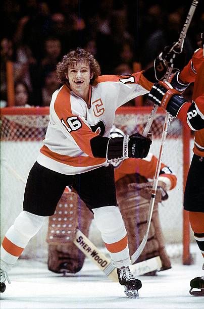 Philadelphia Flyers Bobby Clarke, 1976 NHL Stanley Cup Finals Philly Flyers, Hockey Photography, Sabres Hockey, Philadelphia Flyers Hockey, Hockey Rules, Toronto Maple Leafs Hockey, Hockey Pucks, Philly Sports, Maple Leafs Hockey