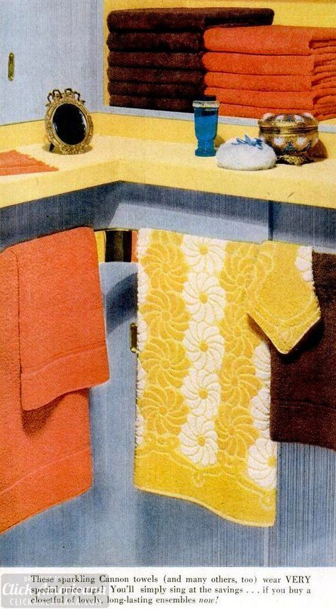 Retro #bathroom towel designs! #50s #vintagehomes #retro #midcentury #homedecor #clickamericana Patterned Bath Towels, Retro Interior Design, Retro Bathrooms, Vintage Towels, Vintage Bath, Minimalist Artwork, Vintage Bathrooms, Retro Brand, Vintage Bed