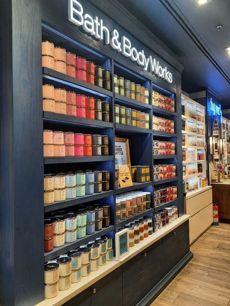 Bath And Body Works Store Aesthetic, Bath And Body Works Candles Aesthetic, Bath And Body Works Store, Candle Logo Design, Big Baths, Candle Obsession, Bath N Body Works, House Smell Good, Bath Body Works Candles