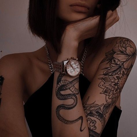 Tatooed Woman Aesthetic, Dark Femme Tattoo, Tatted Girl Aesthetic, Mafia Woman Aesthetic, Tattoed Women Aesthetic, Dark Aesthetic Tattoo, Bad Girl Tattoo, Tattoo Mafia, Tattoo Snake