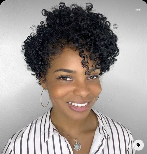 Short Natural Hairstyles With Bangs, Twa With Bangs, Afro Bob Hairstyles, Afro Bob, Short Hairstyles With Bangs, Bangs Ideas, Curly Cut, Cabello Afro Natural, Short Natural Curly Hair