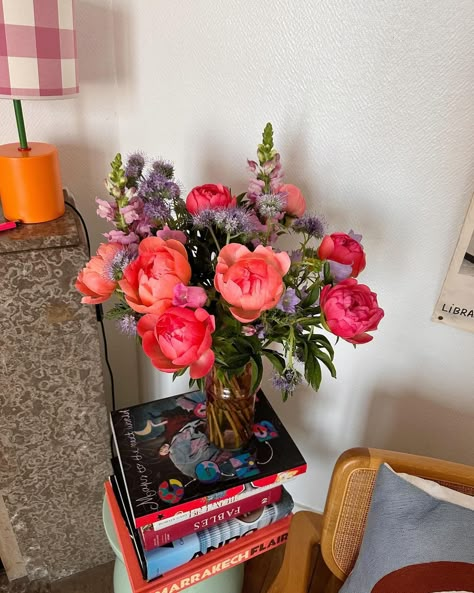 Camille Witt | La vie d’un bouquet de pivoines 🥵🤯 From day 1 to day 10 🌸 | Instagram Vase Of Flowers, Plants Are Friends, Flower Shower, Nothing But Flowers, Flower Therapy, Spray Roses, Flowers Nature, Flower Lover, Love Flowers