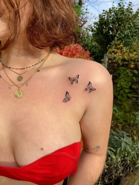 Clavicle Tattoo, Butterfly Tattoo On Shoulder, Small Shoulder Tattoos, Small Butterfly Tattoo, Butterfly Tattoos For Women, Petite Tattoos, Back Of Shoulder Tattoo, Small Butterfly, Pretty Tattoos For Women