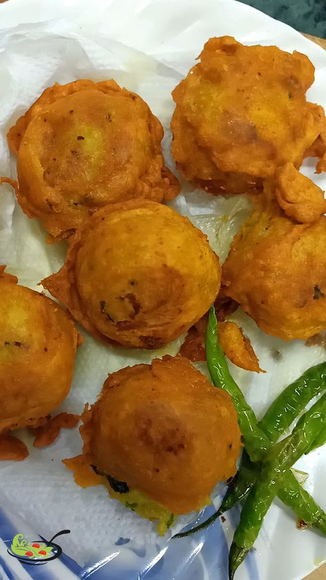 Freshly fried Aloo vada served in a white plate with salted and fried green chilly. Vada Recipe Video, Batata Vada, Vada Recipe, Quick Bites, Cooking Homemade, 90s Bollywood, Spicy Snacks, Dinner Healthy, Quick Bite