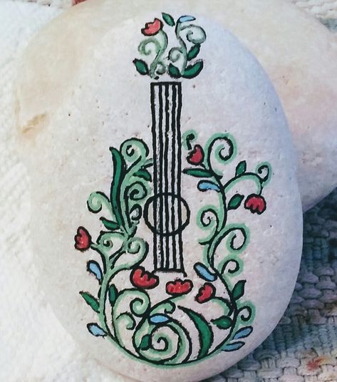 Cool guitar Inspirational Rocks, Rock Flowers, Stone Art Painting, Rock Painting Ideas, Rock And Pebbles, Painted Rocks Diy, Rock Painting Ideas Easy, Paint Rock, Rock Painting Designs