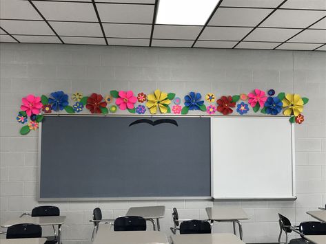 High school Spanish classroom Spanish Classroom Decor High School, Spanish Class Bulletin Board Ideas, Bulletin Board Spanish Classroom, Spanish Class Decor, Spanish Classroom Door, Spanish Classroom Bulletin Boards, High School English Classroom Decor, Language Classroom Decor, Spanish Teacher Classroom