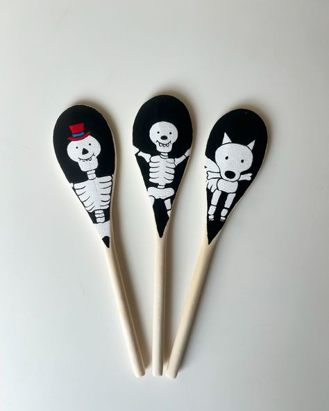 Funny Bones inspired story spoons perfect for Halloween 💀🎃 Available on my Etsy shop now #halloween #funnybones #funnybonescreations #storyspoons #halloweencrafts #childrensbooks #storyspoon #childrensactivities #toddleractivities Story Spoons, Painted Spoons, Story Sack, Story Stone, Funny Bones, Beautiful Story, Classroom Crafts, Kids' Crafts, Childrens Stories