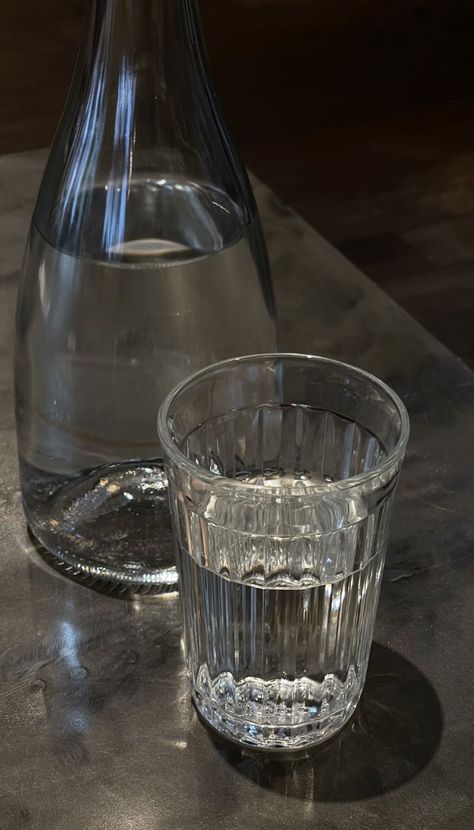 Essen, Aesthetic Drinking Water, Water In Glass Aesthetic, Mineral Water Aesthetic, Water Glass Aesthetic, Glass Of Water Aesthetic, Study Leave, Manifesting Health, Learn Yoga Poses