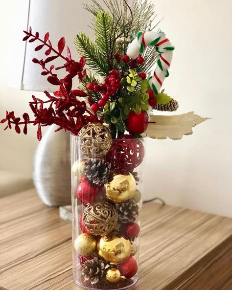 Christmas Decorations Centerpiece, Christmas Vases, Christmas Flower Arrangements, Xmas Deco, Easy Christmas Decorations, Christmas Tree Inspiration, Diy Christmas Decorations Easy, Merry Christmas Decoration, Christmas Trends