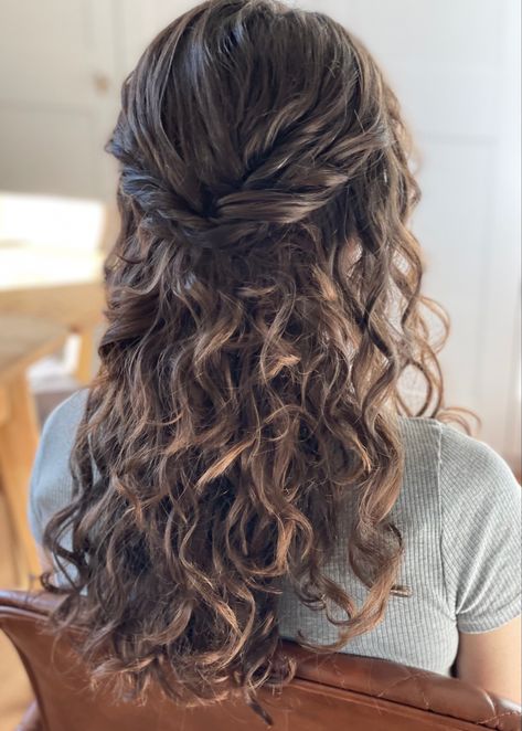 Natural curly hair bride with half up half down styled hair Graduation Hairstyles For Long Hair, Natural Hair Updo Wedding, Bridesmaid Hair Curly, Curly Hair Half Up Half Down, Curly Bridal Hair, Curly Prom Hair, Graduation Hairstyles, Hairdos For Curly Hair, Natural Curls Hairstyles