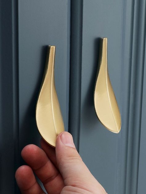 Placard Design, Brass Door Handle, Brass Furniture, Brass Door Handles, Dresser Handles, Cabinet Door Handles, Kitchen Cabinet Knobs, Kitchen Cabinet Handles, Furniture Knobs