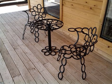 . Horseshoe Flowers, Horseshoe Crafts Projects, Ribbon Projects, Welding Crafts, Horseshoe Projects, Horseshoe Decor, Horseshoe Crafts, Welding Art Projects, Western Artist