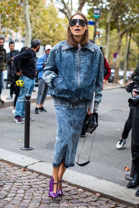 Acid-wash denim trend Acid Wash Jeans Outfit, Wash Jeans Outfit, Giorgia Tordini, Denim Street Style, Tommy Ton, Moda Denim, Look Jean, Denim Jacket Outfit, All Jeans