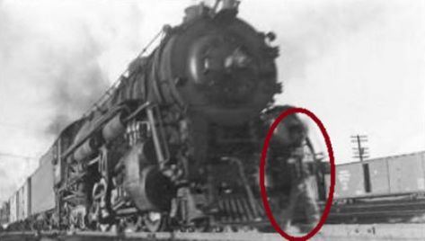 27 Scary Pics and Paranormal Photos - Creepy Gallery Real Ghost Photos, Ghost Pics, Ghost Caught On Camera, Paranormal Pictures, Spirit Photography, Paranormal Photos, Ghost Sightings, Real Ghost, Ghost Images