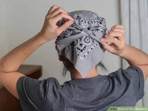 Ways To Tie A Bandana, Bandana On Head, Ways To Wear Bandanas, Style A Bandana, Tie A Bandana, Bandana Folding, Bandana Bracelet, Bandana Hairstyles Short, Bandanas Diy