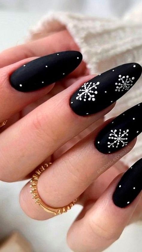 Black Fun Nail Designs, Black Snow Flake Nails, Black Nail Christmas Design, Christmas Nails 2023 Black, Gel Nails Ideas Winter 2023, Black Christmas Nails Almond, Black Nail Designs Christmas, Nails Black Christmas, 2023 Nail Trends Black