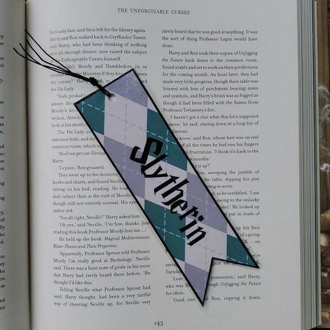 Slytherin Bookmark, Carte Harry Potter, Bookmark Art, Harry Potter Bookmark, Broken Book, Harry Potter Painting, Handmade Bookmarks Diy, Diy Crafts Bookmarks, Theme Harry Potter