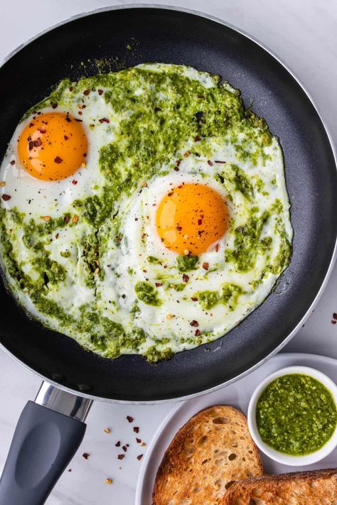 Food For Thought, Egg Recipes, Pesto Eggs, Fried Eggs, Breakfast Brunch Recipes, Brunch Recipes, Skillet, Food Inspiration, Breakfast Brunch