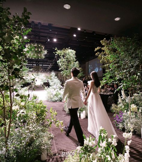 Yuna Wedding, Ko Woo Rim, Glass House Wedding, Wedding Korea, Yuna Kim, Kim Yuna, Garden Weddings, Korean Wedding, Modern Flower Arrangements