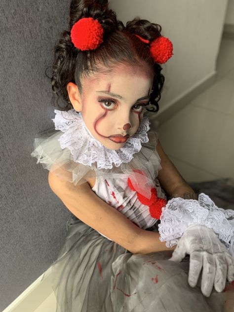 Pennywise Makeup Girl Kid, Toddler Clown Makeup, Anabelle Makeup Halloween, Pennywise Makeup Girl, Scary Toddler Costumes, Pennywise Halloween Costume, Scary Clown Costume, Halloween Makeup For Kids, Clown Hair