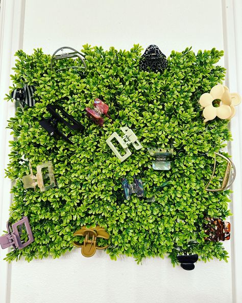 Grass Wall Above Bed, Claw Clip Greenery Wall, Hair Clip Garden Wall, Fake Greenery Wall Bedroom, How To Store Claw Clips In Your Room, How To Store Hair Claw Clips, Cute Way To Store Claw Clips, Storing Claw Clips, Fake Grass Wall Decor Bedroom