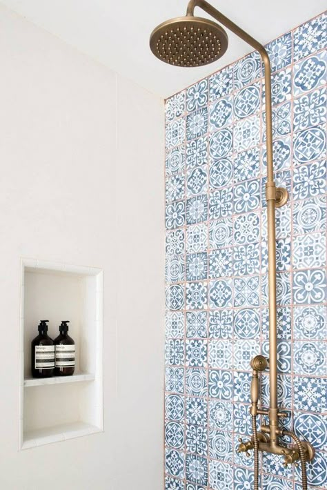 White Shower Tile, Dream Shower, Famous Interior Designers, Bad Inspiration, Cute Dorm Rooms, Bathroom Shower Tile, Diy Bathroom Decor, Design Hotel, Amazing Diy