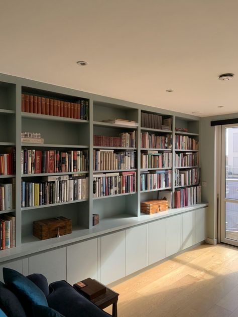 Wall To Wall shelving Basement Redesign, Amazing Library, Library Shelving, Wallpapers Home, Office Built Ins, Snug Room, Built In Shelves Living Room, Living Room Built Ins, Wall Shelving