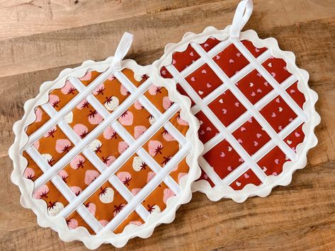 Pie Pot Holders, Pie Pot Holder, Lattice Pie, Halloween Party Planning, Fall Sewing Projects, Churn Dash Quilt, Creative Closets, Fall Sewing, Bazaar Ideas