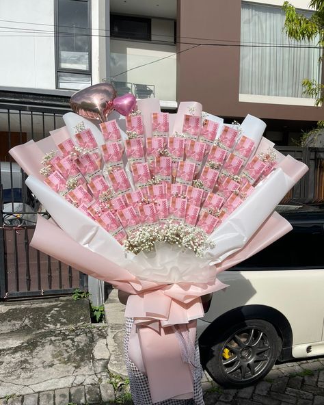 Rich Birthday Gifts, Money Gift Aesthetic, Pink Money Bouquet, Luxury Birthday Gifts Aesthetic, Money Ramo, Money Present Ideas, Money Bouquet Aesthetic, Bouquet Of Money, Money Bouquet Ideas