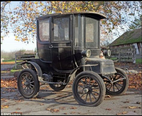 Detroit Electric Old Lorries, Electric Car, Old Classic Cars, Abandoned Cars, Vintage Trucks, Classic Cars Trucks, Dieselpunk, Old Trucks, Beautiful Cars