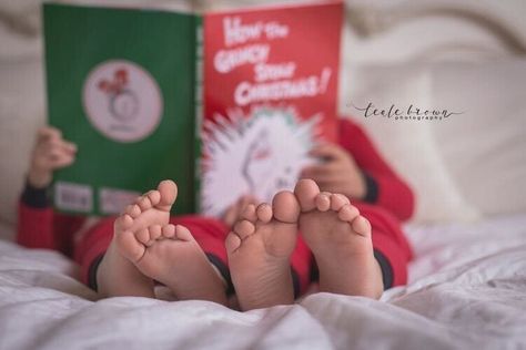 10 Photos To Take for Baby’s First Christmas Sibling Christmas Pictures, Toddler Christmas Pictures, Toddler Christmas Photos, Christmas Photoshoot Kids, Diy Christmas Photo, Baby Christmas Photography, Christmas Poses, Christmas Family Photoshoot, Baby Christmas Photos