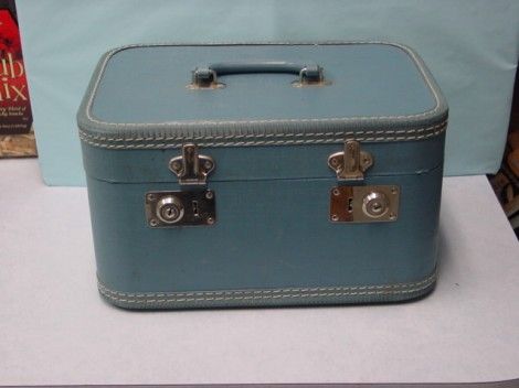 Painted Suitcase, Suitcase Table, Suitcase Decor, Old Luggage, Diy Suitcase, Vintage Train Case, Suitcase Storage, Old Suitcases, Vintage Suitcases