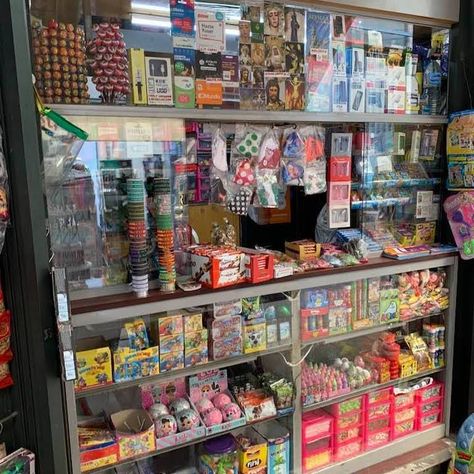 Mini Store Design, Small Store Design, Store Shelves Design, Grocery Store Design, Store Room, Mini Store, Snack Shop, Fruit Shop, Gifts Wrapping Diy