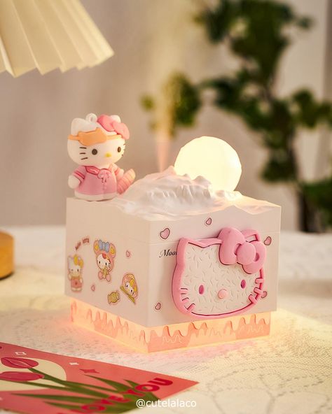 HK Moon Night Light DIY Humidifier now available in cutelalaco.com. Search ‘GF1312’ to find it, Link in bio. Follow @cutelalacoshop for more cute items! #hellokitty #hellokittylover #hellokittyfan #birthdaygift #homedecor #humidifier Diy Humidifier, Office Desk Gift, Gift For Kids Girl, Kawaii Magic, Office Desk Gifts, Bedroom Office Desk, Moon Night Light, Hello Kitty Design, Desk Gifts