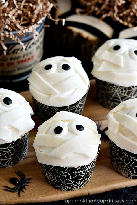 Halloween Treats for Kids - cute and easy party food ideas! #Halloween Muffins Halloween, Creepy Cupcakes, Snack Halloween, Mummy Cupcakes, Halloween Torte, Halloween Treats To Make, Postres Halloween, Dessert Halloween, Fun Halloween Treats