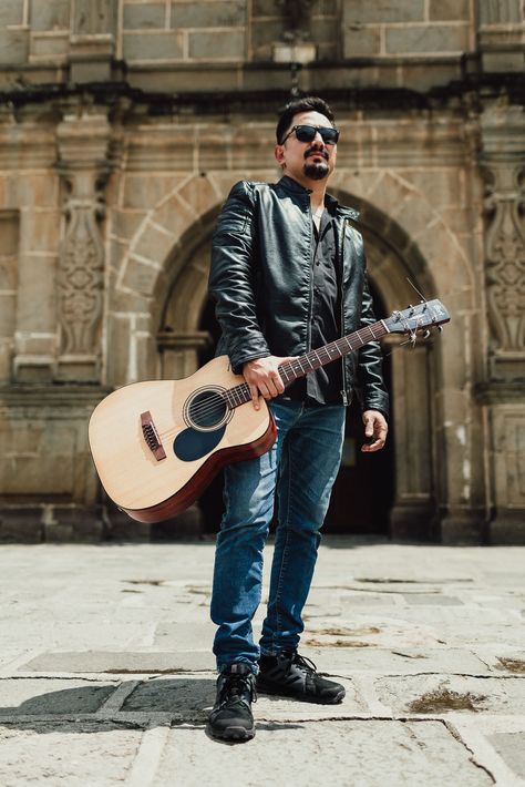 Male Guitarist Pose Reference, Musician Portraits Outdoor, Guitar Players Photography, Country Guitar, Music Portrait, Music Photoshoot, Musician Portraits, Musician Photography, Rock Opera