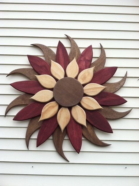 Wood Garden Flowers, Wooden Flowers Diy Garden Art, Summer Wood Projects, Wooden Flowers Diy, Wood Flowers Diy, Wooden Sunflower, Wood Yard Art, Wood Art Diy, Painted Barn Quilts