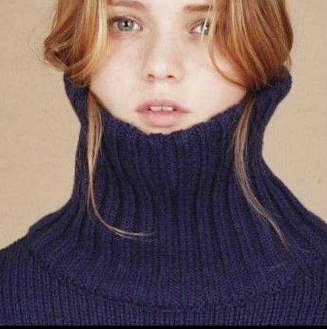 Woman Sweater, Turtleneck Sweaters, Thick Sweaters, Womens Turtleneck, Girls Sweaters, Neck Warmer, Beautiful Woman, Wool Sweaters, Turtleneck Sweater