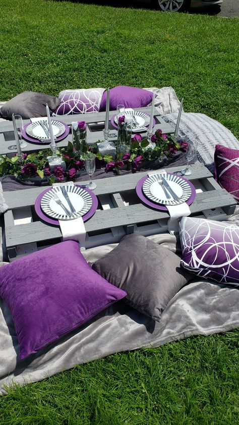 Pallet Table Picnic Party, Lavender Picnic, Picnic Decorations Ideas Simple, Pallet Picnic Party, Purple Theme Picnic, Purple Picnic, Picnic Setup, Purple Picnic Aesthetic, Picnic Setup Ideas