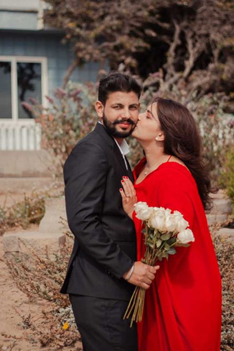 Red Saree Pre Wedding Shoot, Prewedding In Saree, Prewedding Photography In Saree, Bride In Red Lehenga, Saree Pose, Prince Photos, Pre Wedding Photoshoot Props, Wedding Photography Props, Couple Dps