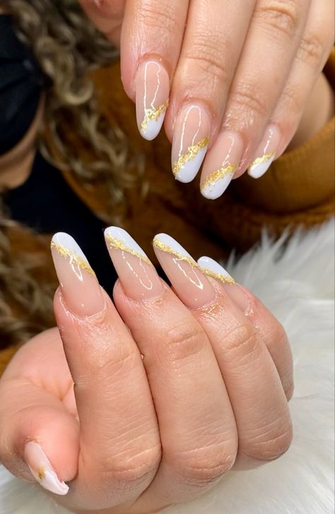 Nails Art Avec Feuille D’or, Gold Foil Nail Designs Almond, Gold Flake Nails French Tip, Almond Nails Designs Gold Flakes, Gold Flakes Nail Art, Summer Nails Gold Flakes, Milky White Nails With Gold Tip, White And Gold Leaf Nails, French Nails With Gold Flakes