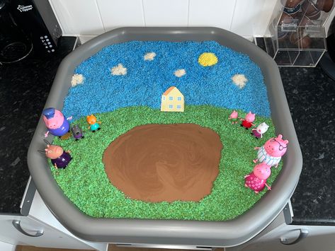 Peppa Pig Sensory Bin, Peppa Pig Tuff Tray Ideas, Rice Tuff Tray Ideas, Farmyard Tuff Tray Ideas, Peppa Pig Tuff Tray, Peppa Pig Crafts For Toddlers, Messy Play Party, Peppa Pig Activities, Farmyard Tuff Tray