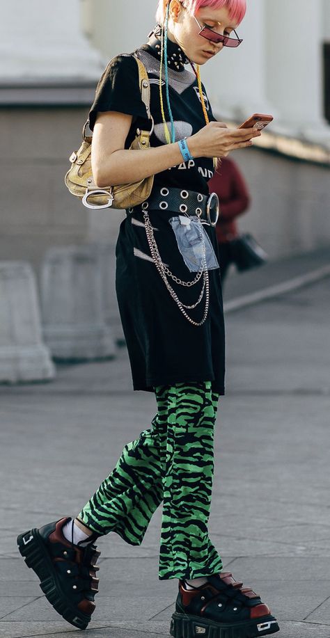 Street style from Russia spring 2019 fashion week Russia Street Style, Masc Nonbinary Outfits, Berlin Street Style Underground, Goth Street Fashion, Bizzare Fashion, Street Punk Fashion, Punk Street Fashion, Neo Fashion, Street Style Design