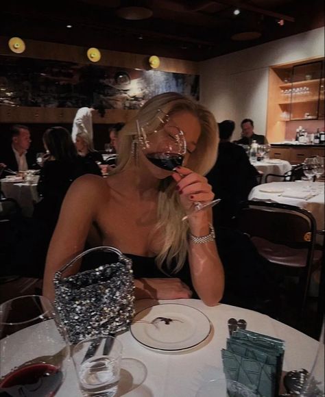 Cleo 🍀📚🔭 (@cleozonen) • Instagram photos and videos Restaurant Pictures, Restaurant Photos, Vegas Outfit, Vegas Trip, Insta Pictures, Golden Girl, Instagram Photo Inspiration, Photo Op, Instagram Inspo